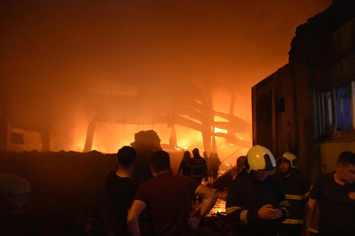 Adana'da geri d&ouml;n&uuml;ş&uuml;m fabrikasında &ccedil;ıkan yangına m&uuml;dahale ediliyor