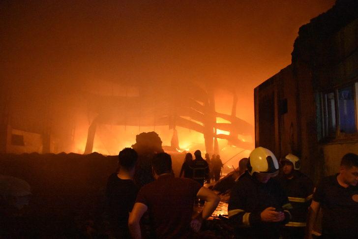 Adana'da geri dönüşüm fabrikasında çıkan yangına müdahale ediliyor G1