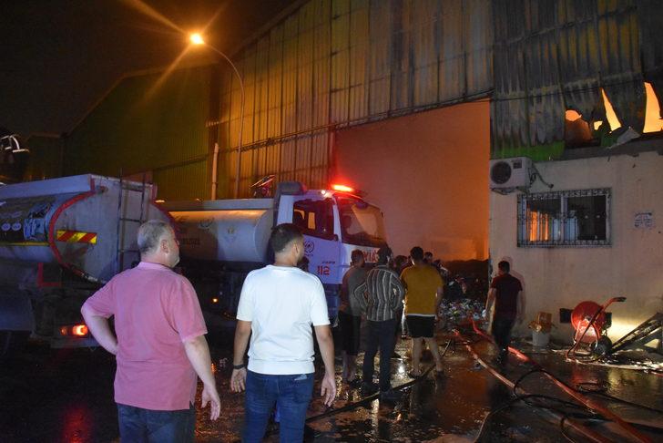 Adana'da geri dönüşüm fabrikasında çıkan yangına müdahale ediliyor G2