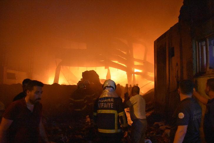 Adana'da geri dönüşüm fabrikasında çıkan yangına müdahale ediliyor G3