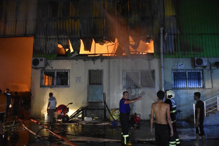 Adana'da geri dönüşüm fabrikasında çıkan yangına müdahale ediliyor G4