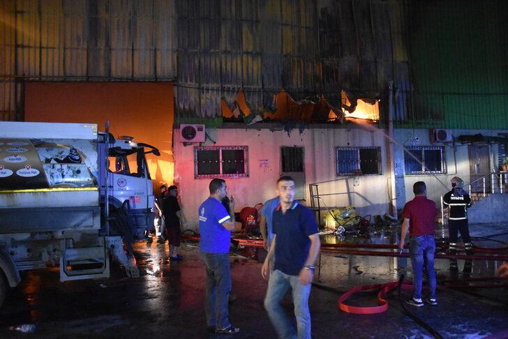 Adana'da geri dönüşüm fabrikasında çıkan yangına müdahale ediliyor G5