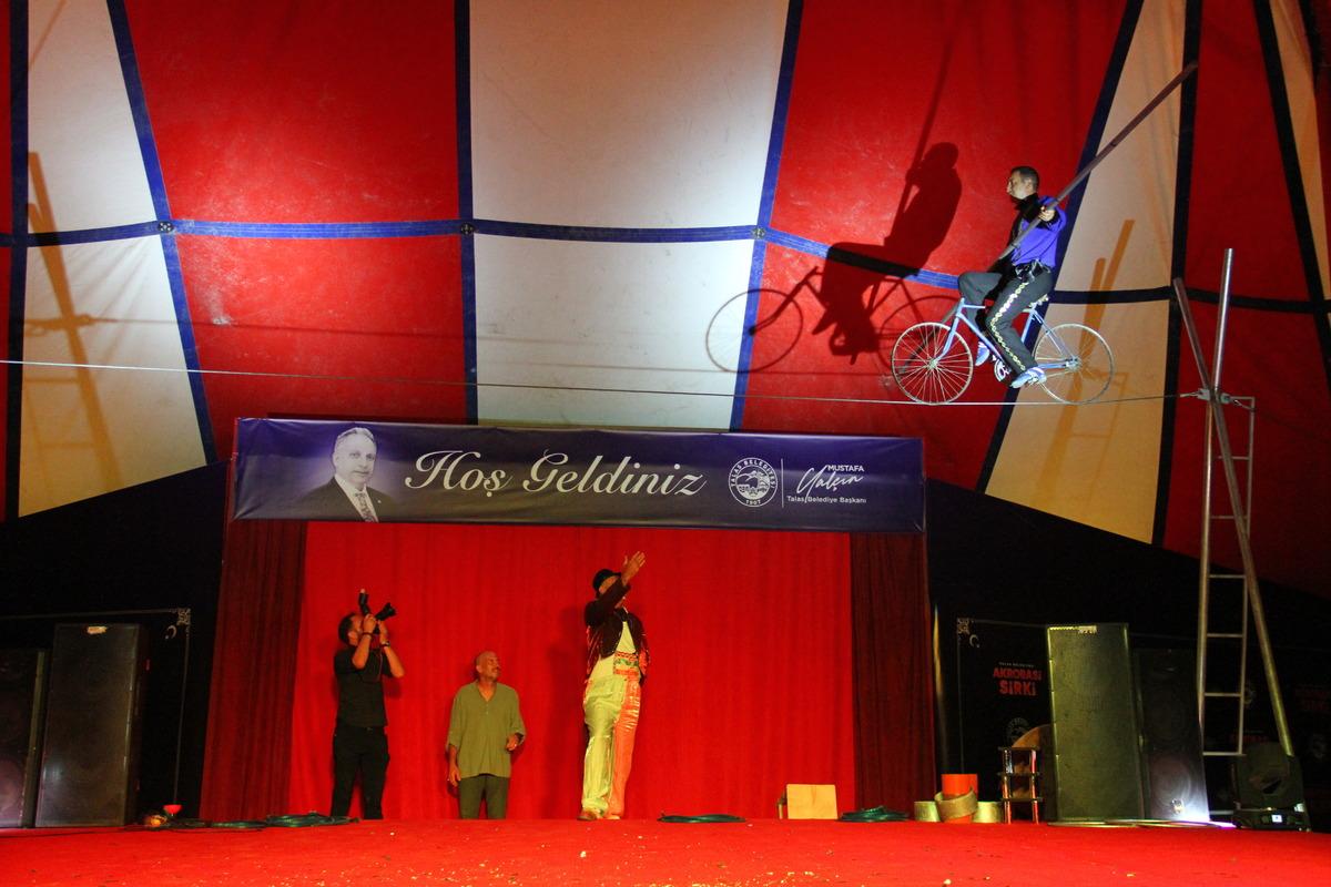 Kayseri'de &ccedil;ocuklar akrobasi sirki ile eğlendi
