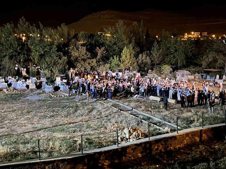 "Hadi yine kalk ve çiçeğim de bana" Tüm Türkiye'yi kahreden kazalarda yaşamını yitirenler son yolculuklarına uğurlandı! Gözyaşları sel oldu G4