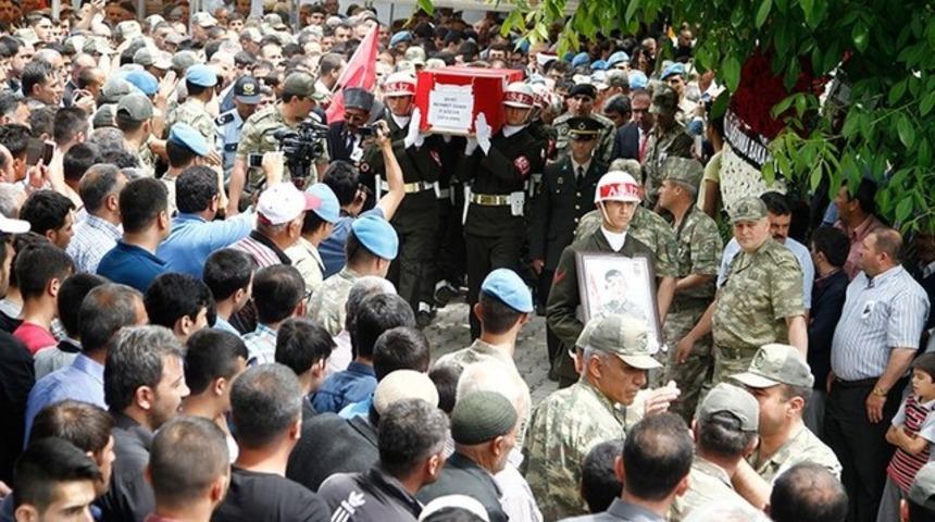 Şehit cenazesinde Kılıçdaroğlu'nun ismi çelenkten kaldırıldı