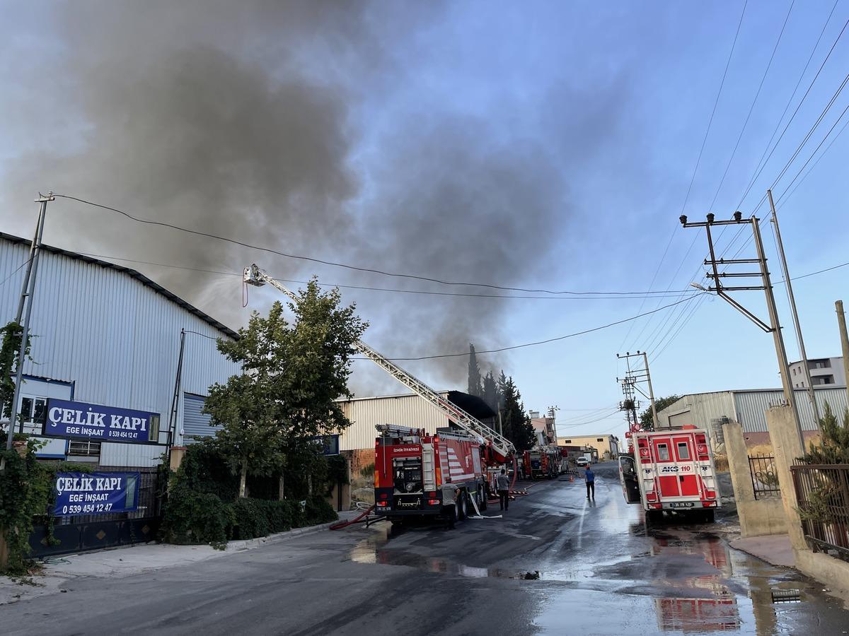 İzmir'de fabrika yangınına m&uuml;dahale ediliyor