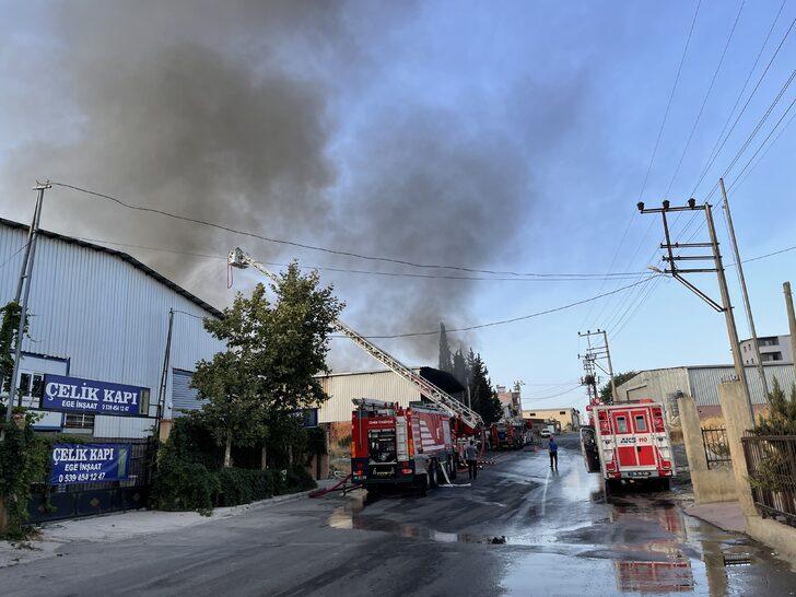 İzmir'de fabrika yangınına müdahale ediliyor G1