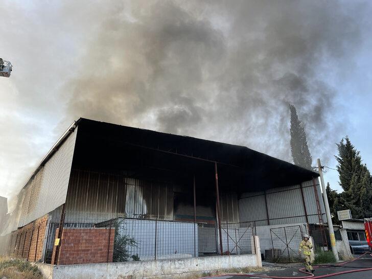 İzmir'de fabrika yangınına müdahale ediliyor G2