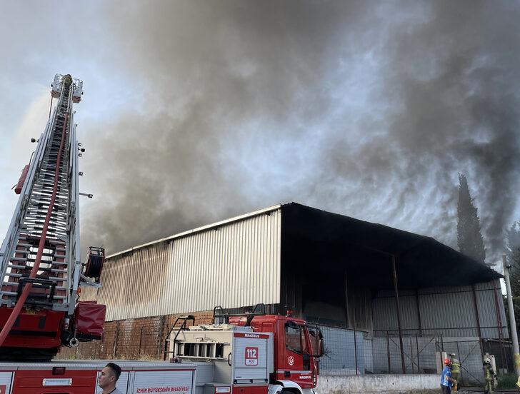 İzmir'de fabrika yangınına müdahale ediliyor G3