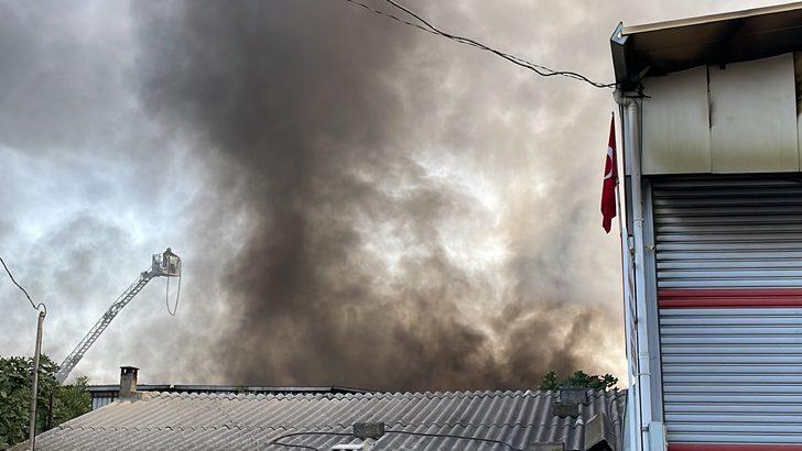 İzmir'de fabrika yangınına müdahale ediliyor G5