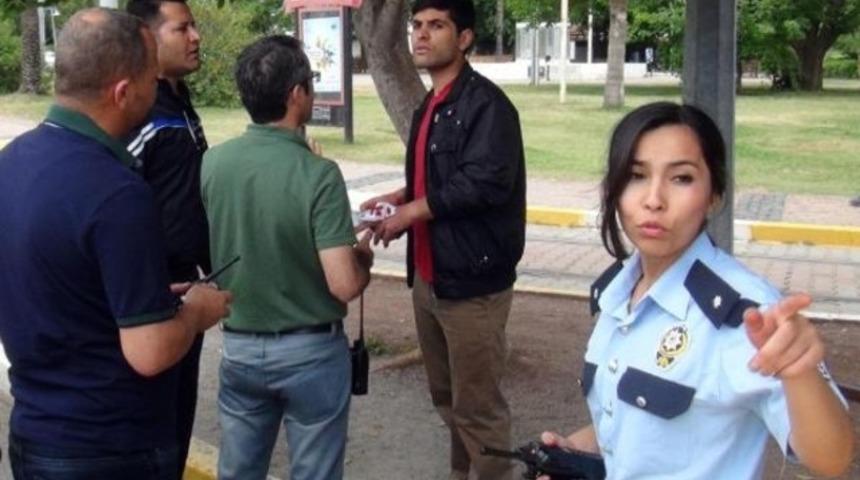 Kendisinden şüphelenen polise bıçakla saldırdı