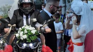 Arabayla katılmanın yasak olduğu düğün konvoyu! Gelin duvağını kaskına taktı... Hayalimizdi