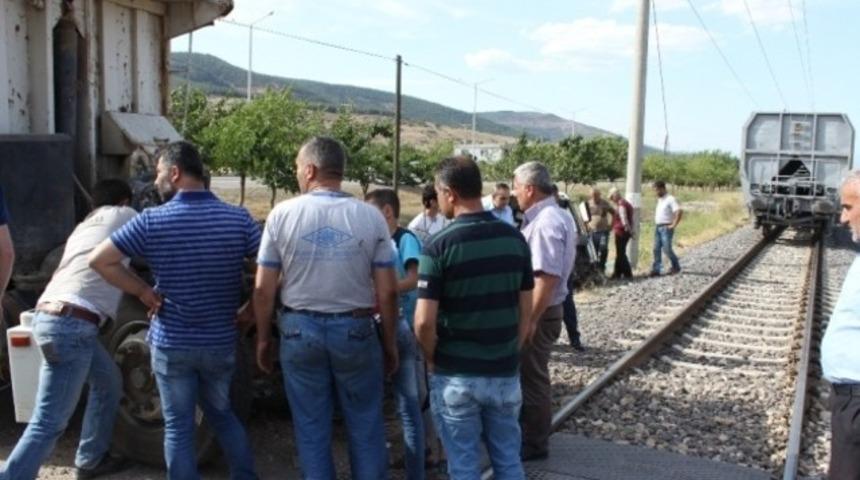 Tren kamyonu biçti, şoförün burnu bile kanamadı