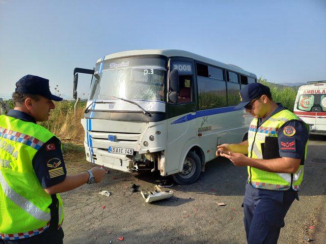 Manisa'da midibüsle çarpışan motosikletin sürücüsü hayatını kaybetti