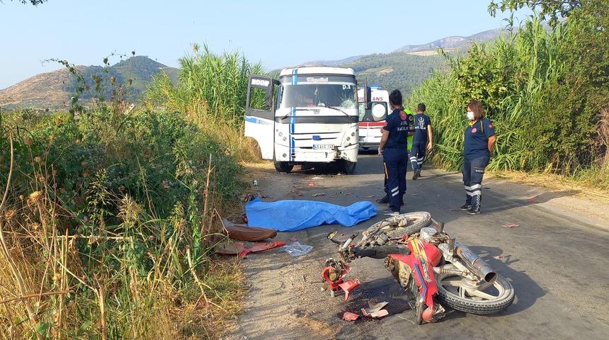 Manisa'da midibüsle çarpışan motosikletin sürücüsü hayatını kaybetti