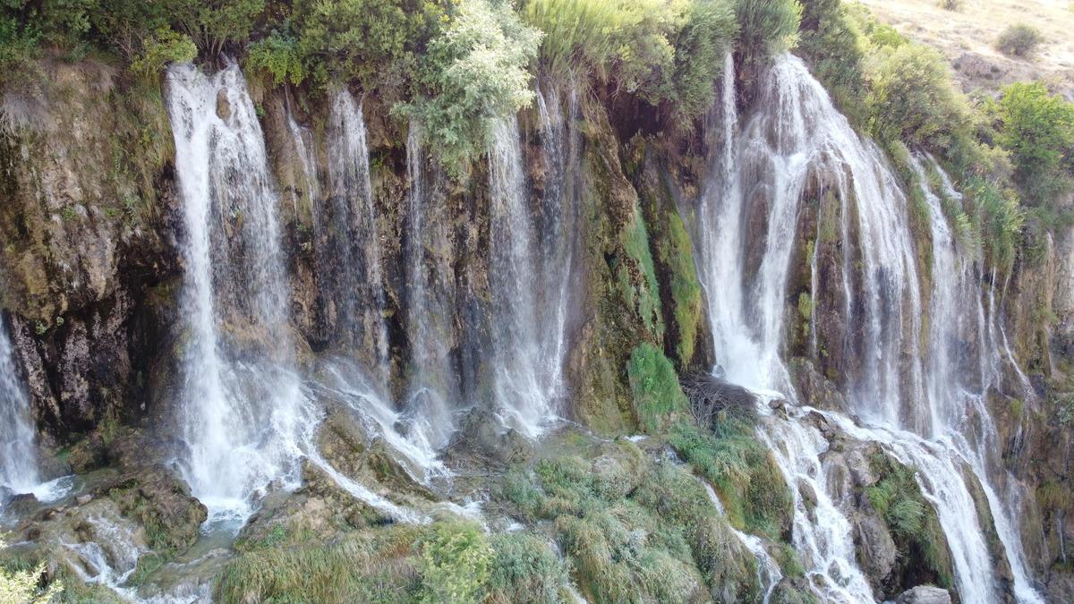 Erzincan&rsquo;daki Girlevik Şelalesi yerli ve yabancı turistleri ağırlıyor