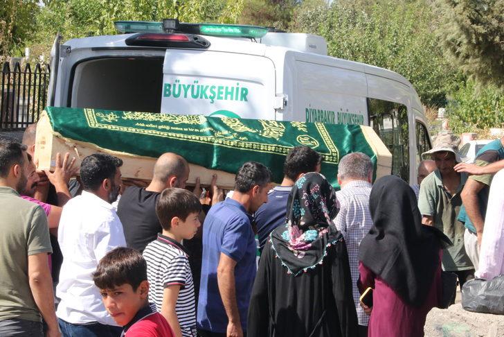 Mardin'deki trafik kazalarında hayatını kaybeden 19 kişinin cenazesi son yolcuğuna uğurlandı G5