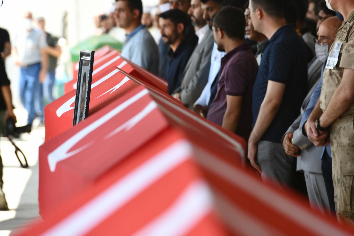 Gaziantep'teki trafik kazasında hayatını kaybeden 7 kişi son yolculuğuna uğurlandı