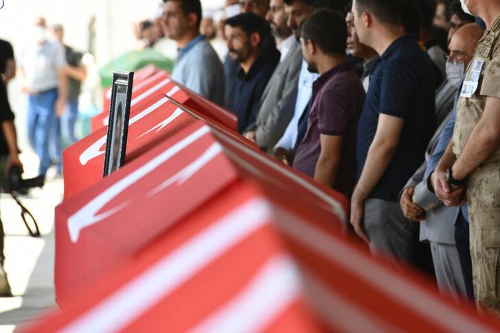 Gaziantep'teki trafik kazasında hayatını kaybeden 7 kişi son yolculuğuna uğurlandı G1