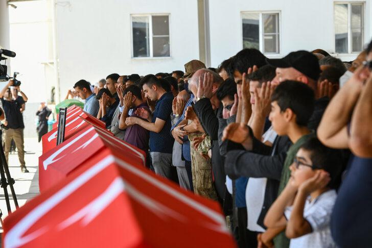 Gaziantep'teki trafik kazasında hayatını kaybeden 7 kişi son yolculuğuna uğurlandı G2