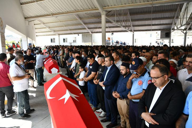 Gaziantep'teki trafik kazasında hayatını kaybeden 7 kişi son yolculuğuna uğurlandı G3