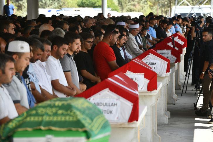 Gaziantep'teki trafik kazasında hayatını kaybeden 7 kişi son yolculuğuna uğurlandı G5