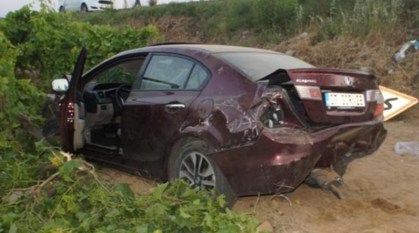 Devrilen otomobildeki 4 kişi yaralandı