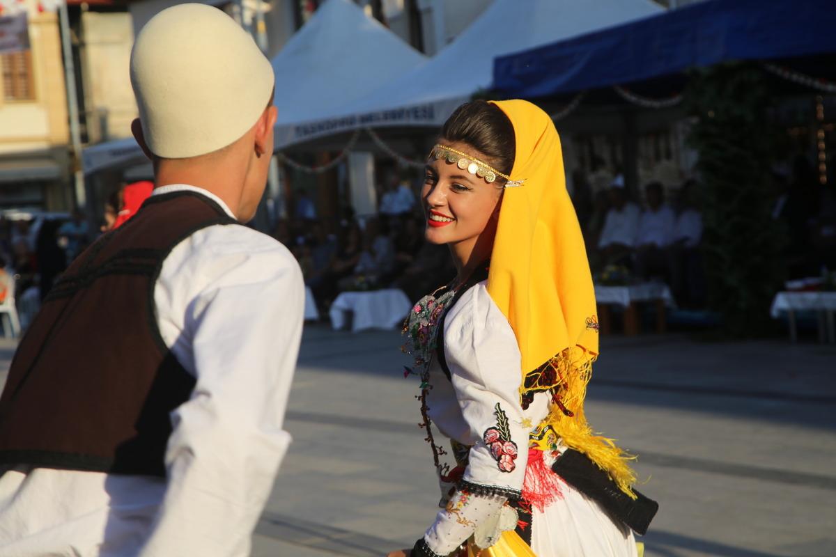 Sarımsak festivalinde &uuml;lkeler k&uuml;lt&uuml;rlerini danslarla tanıttı