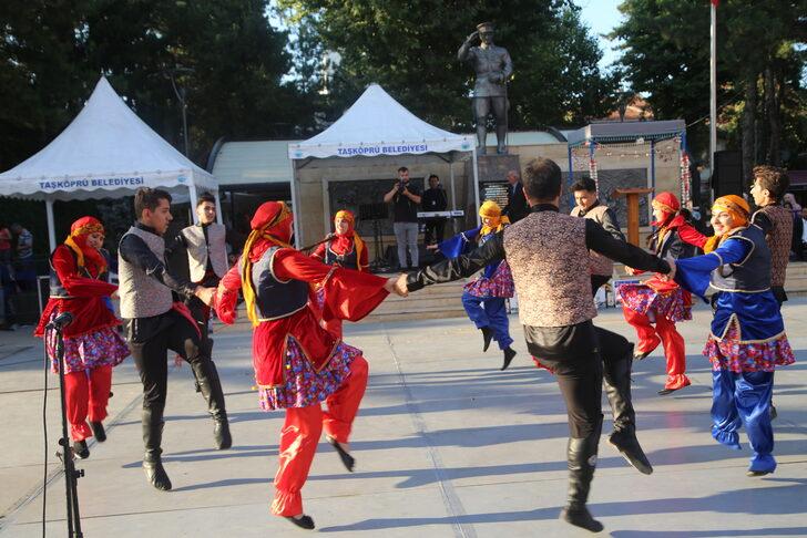 Sarımsak festivalinde ülkeler kültürlerini danslarla tanıttı G4