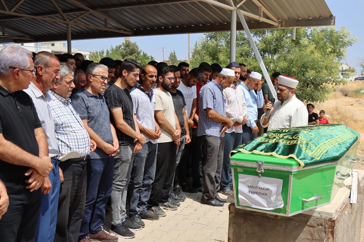 Gaziantep'teki trafik kazasında hayatlarını kaybeden gazeteciler son yolculuklarına uğurlandı
