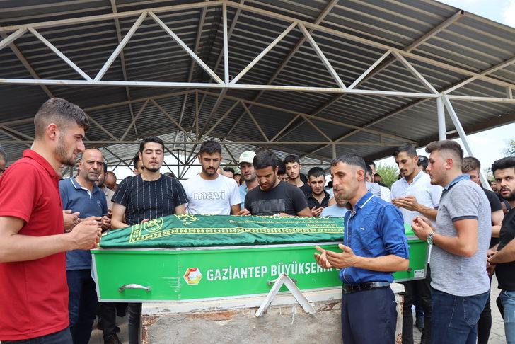 Gaziantep'teki trafik kazasında hayatlarını kaybeden gazeteciler son yolculuklarına uğurlandı G4