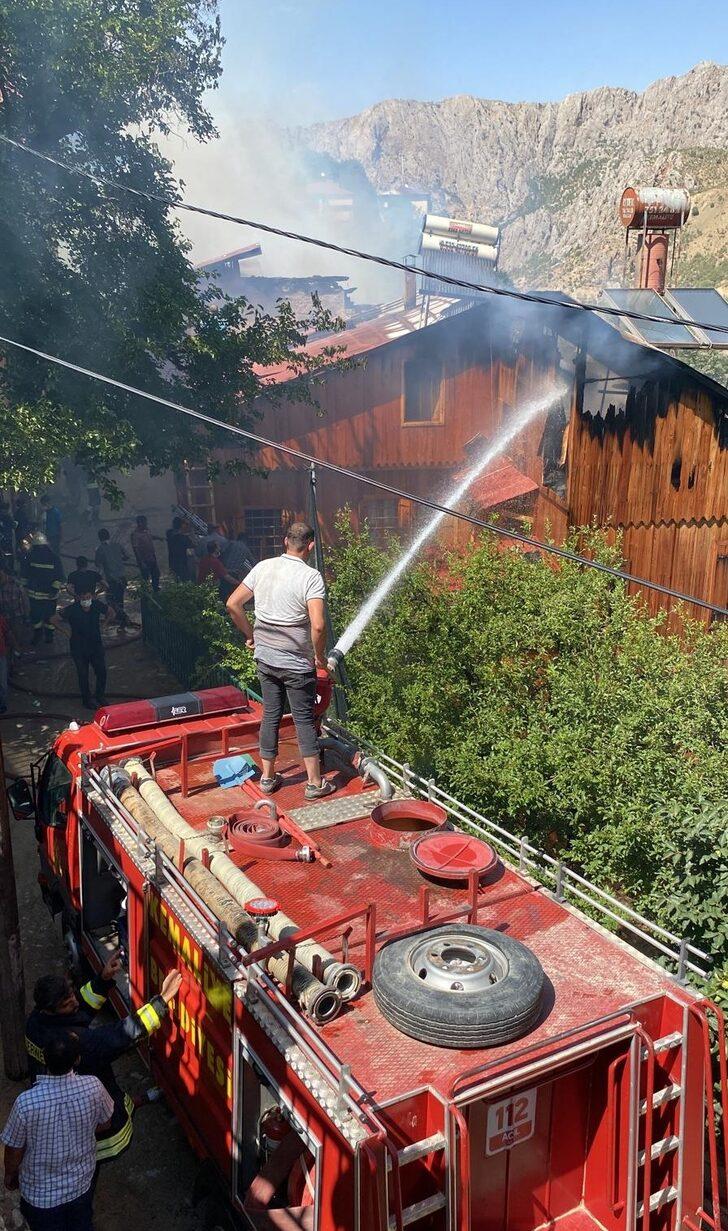 GÜNCELLEME - Erzincan'da tarihi ahşap evlerde çıkan yangın kontrol altına alındı G2