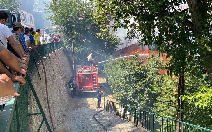 GÜNCELLEME - Erzincan'da tarihi ahşap evlerde çıkan yangın kontrol altına alındı G3