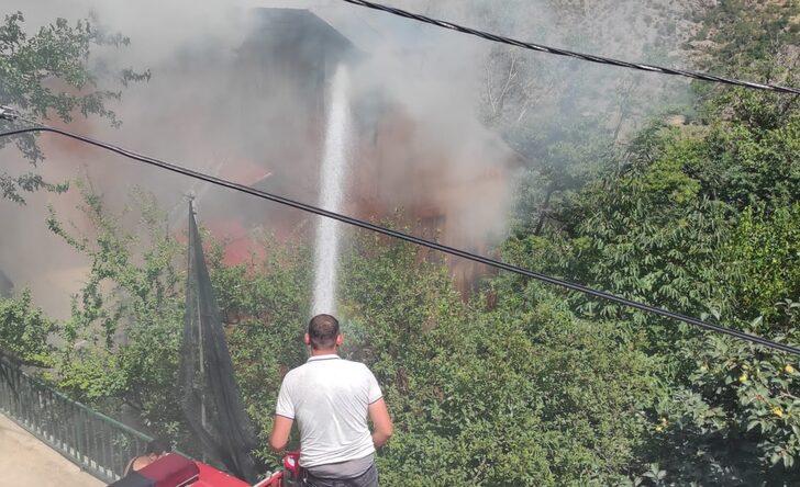 GÜNCELLEME - Erzincan'da tarihi ahşap evlerde çıkan yangın kontrol altına alındı G4