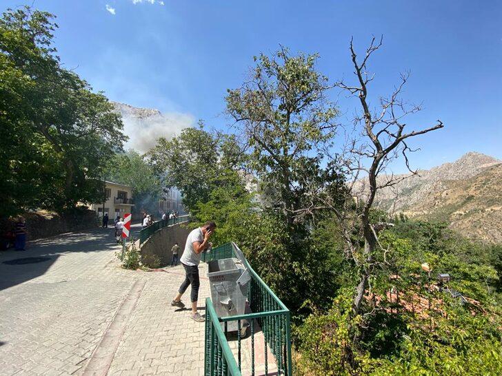 GÜNCELLEME 2 - Erzincan'da tarihi ahşap evlerde çıkan yangın söndürüldü G5