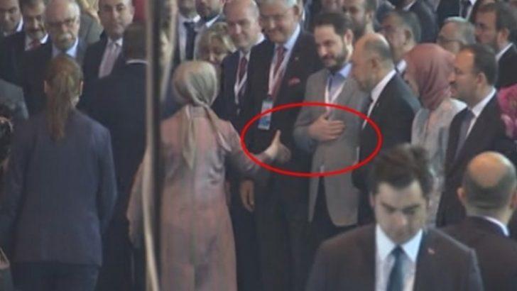 Damat Berat Albayrak, Sare Davutoğlu'nun elini havada bıraktı
