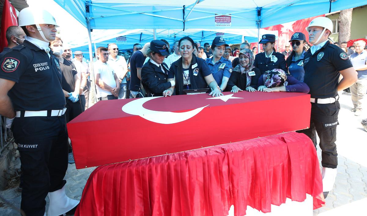 Mardin'deki trafik kazasında şehit olan polis Yahya Ergin &Ccedil;anakkale'de toprağa verildi