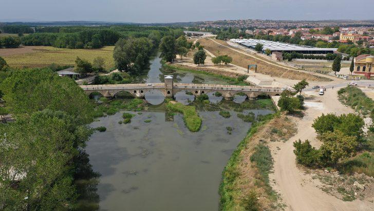 Kuraklıktan etkilenen Tunca Nehri dip seviyede akıyor G3