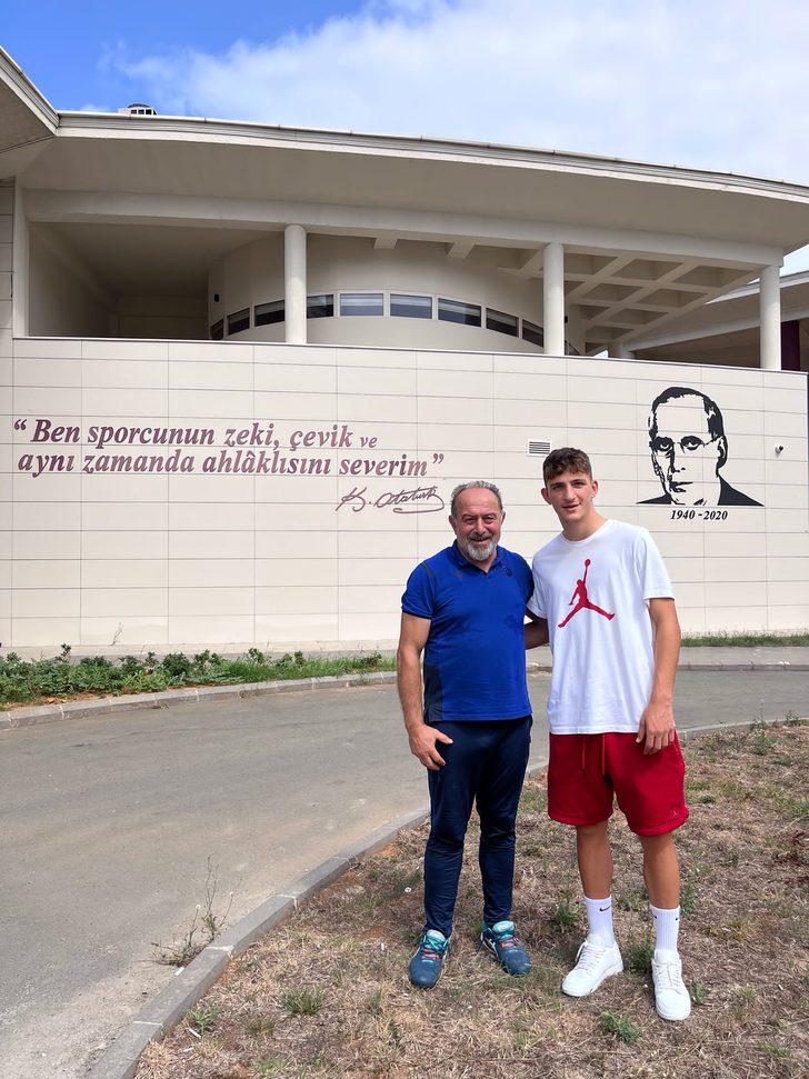 Ajax'a transfer olan Ahmetcan Kaplan, altyapıdaki futbolcularla vedalaştı G4