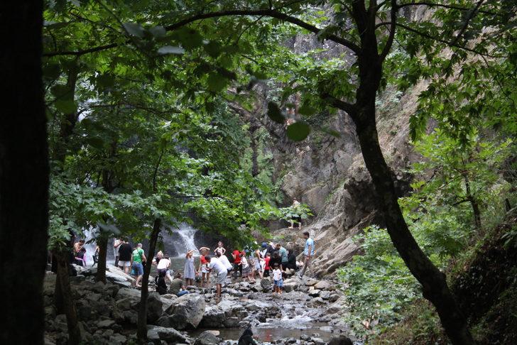 Bursa'daki Sudüşen Şelalesi turistlerin tercih noktası oldu G3