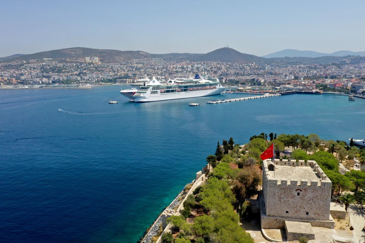 Kuşadası'na 2 kruvaziyerle 4 bin 827 turist geldi