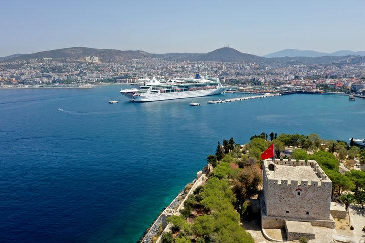 Kuşadası'na 2 kruvaziyerle 4 bin 827 turist geldi G1