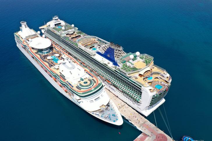 Kuşadası'na 2 kruvaziyerle 4 bin 827 turist geldi G3