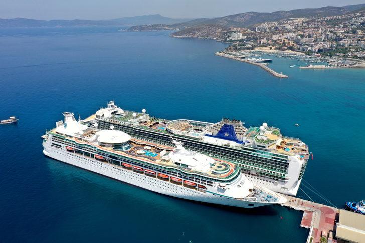 Kuşadası'na 2 kruvaziyerle 4 bin 827 turist geldi G4