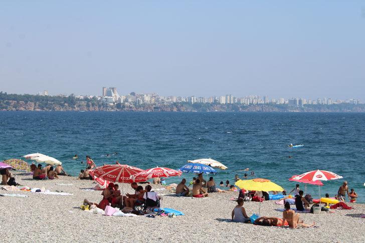 Antalya sıcak hava nedeniyle sahillerde yoğunluk yaşanıyor G3