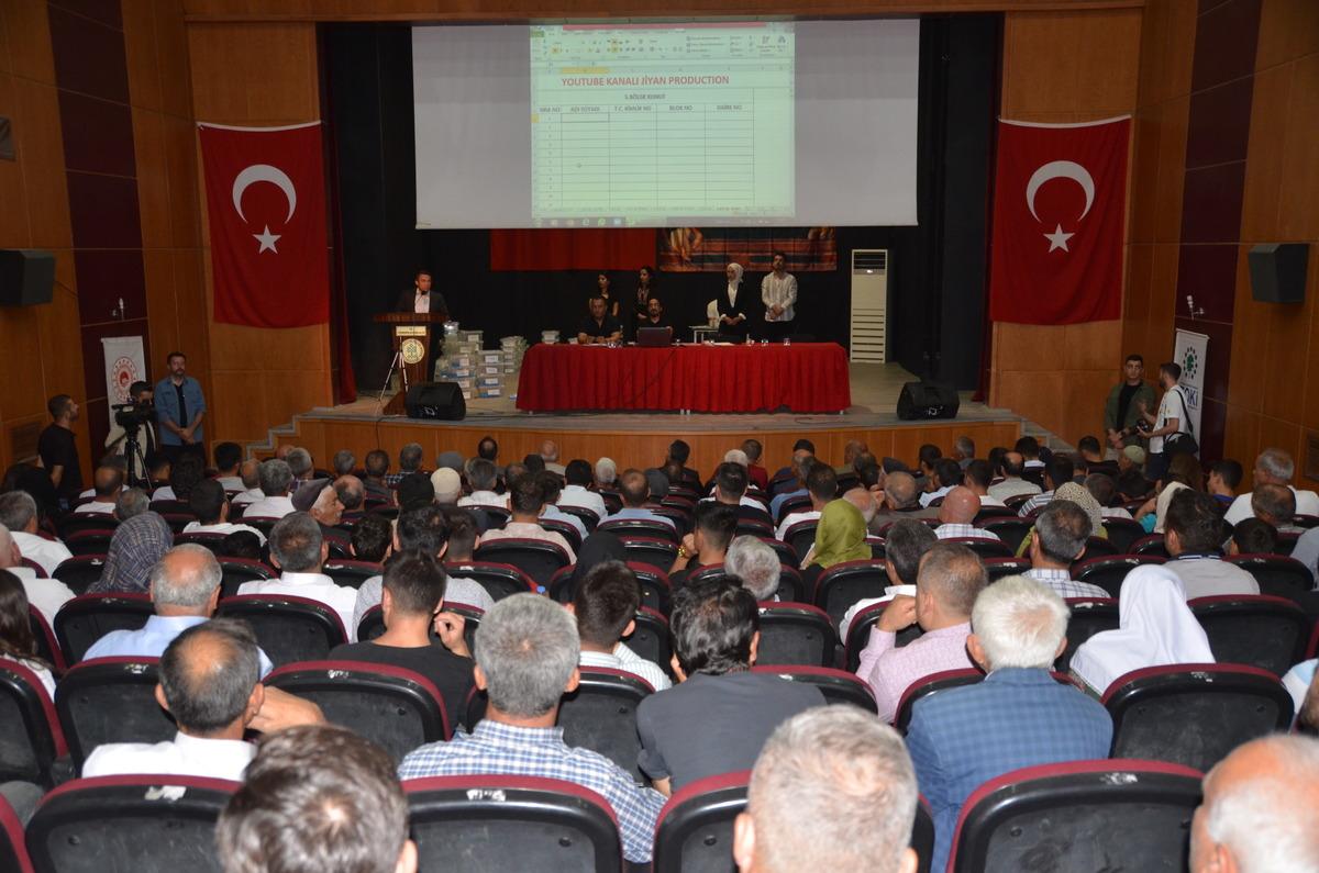 Y&uuml;ksekova'da ter&ouml;r mağduru aileler yeni yuvalarına kavuşuyor