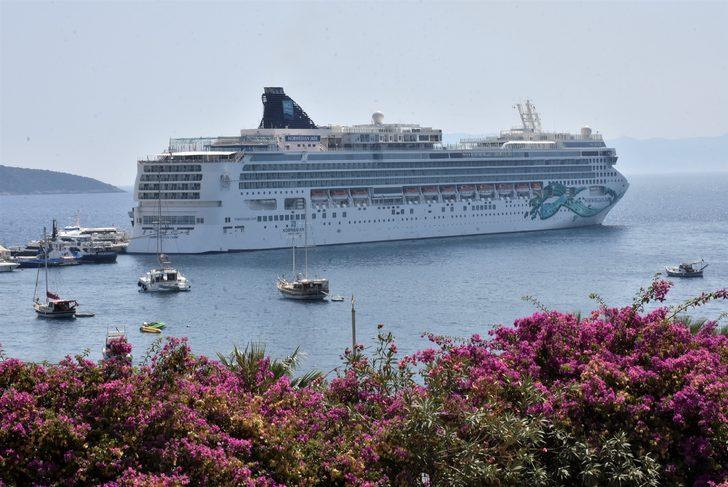 Büyük gezinti gemisi "Norwegian Jade"  Bodrum'a geldi G3