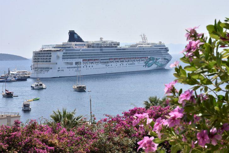 Büyük gezinti gemisi "Norwegian Jade"  Bodrum'a geldi G4