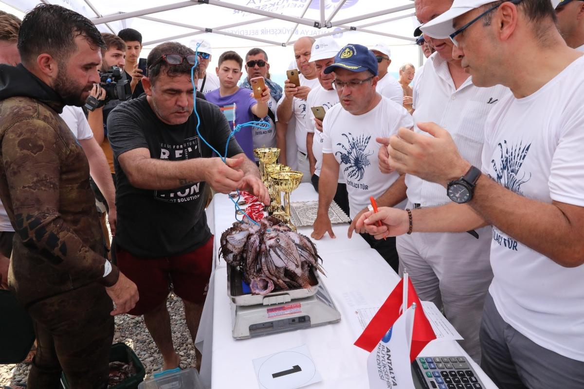 Antalya'da "Aslan Balığı Avlama Yarışması" d&uuml;zenlendi