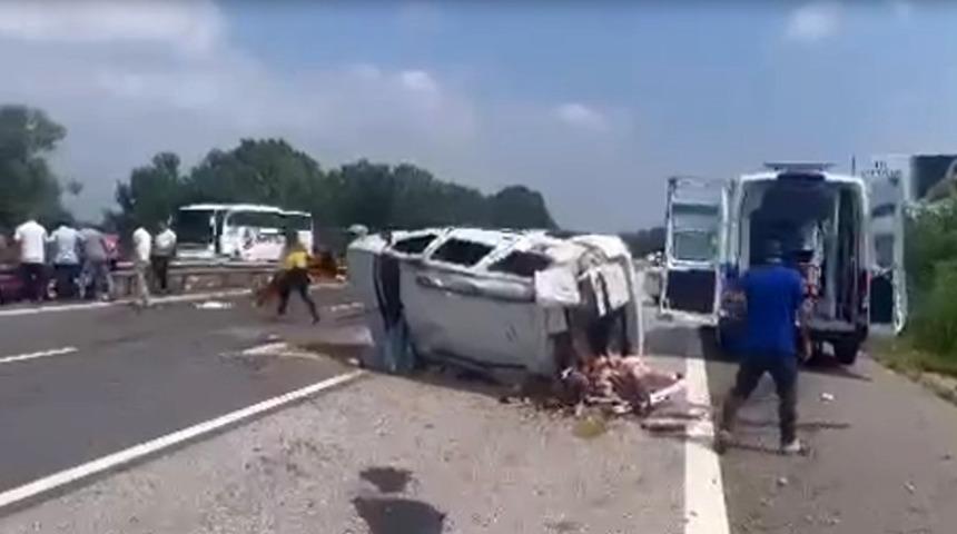 TEM’de feci kaza! Otomobil takla attı: 5 yaralı